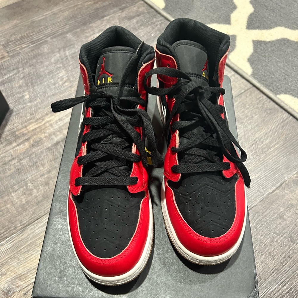 Jordan 1’s Mid SE Christmas red/black